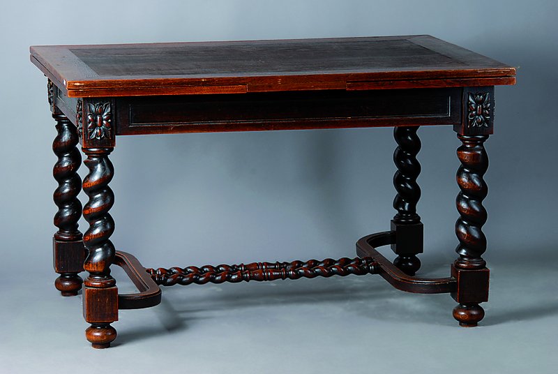 Tisch, deutsch, um 1890, ausziehbar, Eiche, reich gedrechselte Beine, Kugelfüße, sparsame Blattschnitzereien, Gebr.-Sp., ca. 80 x 130(230)x 90 cm