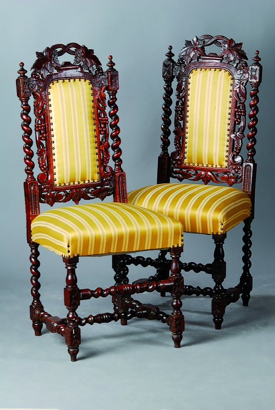 4 Stühle, Frankreich um 1860, Eiche, aufwendige Drechselarbeit und Schnitzereien, Bezug sek., st. fleckig, st. Gebr.-Sp., ca. 109x48x45 cm, Sh. 47 cm