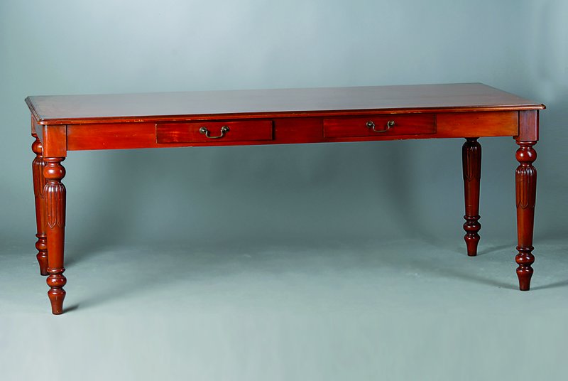 Tisch, England, um 1890, Mahagonifurnier, 2-schübig, Balusterbeine reich gedrechselt, st. Gebr.-Sp., ca. 76x200x91 cm