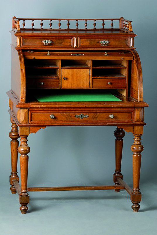 Damenschreibsekretär, deutsch, um 1880, Nußbaumfurnier, 3-schübig, 1 Rollteil, innen: 2-schübig, 1-türig, ausziehbares Schreibteil m.grünem ...
