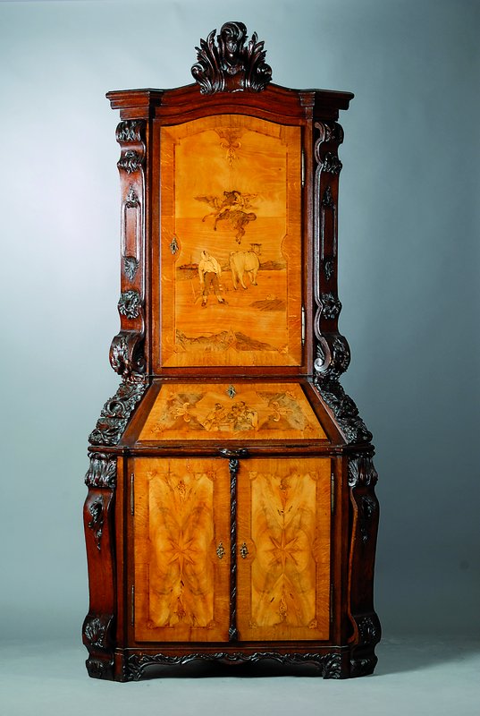 Eckschrank, westdeutsch, um 1880, Korpus Eiche, Nußbaumfurnier, Front um 1900 intarsiert, oberer Teil Pegasus m. Dienerpferd, mittlerer Teil mit ...