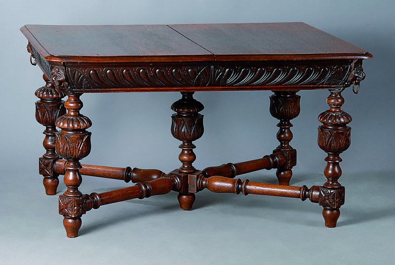 Tisch, deutsch, um 1880, Eiche massiv, ausziehbar, ohne Einlegebretter, mit Löwenköpfen, reich gedrechselt, Akanthusblattschnitzerei, Furniersch., ...