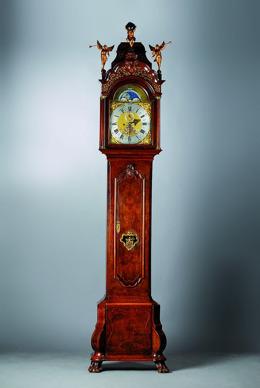 Detail a: Hochwertige Standuhr, sign.: "Js. van Geffen, Amsterdam", 18. Jh., elegantes Holzgehäuse, aufwendiges Messing-Bogenschild, Mondphase mit ...