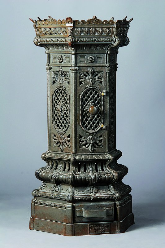 Säulenförmiger Ofen, Frankreich, Charleville, um 1870-80, Gusseisen, leicht gotisierend, reich skulptiert mit Rocaillen, Rauten u. ...