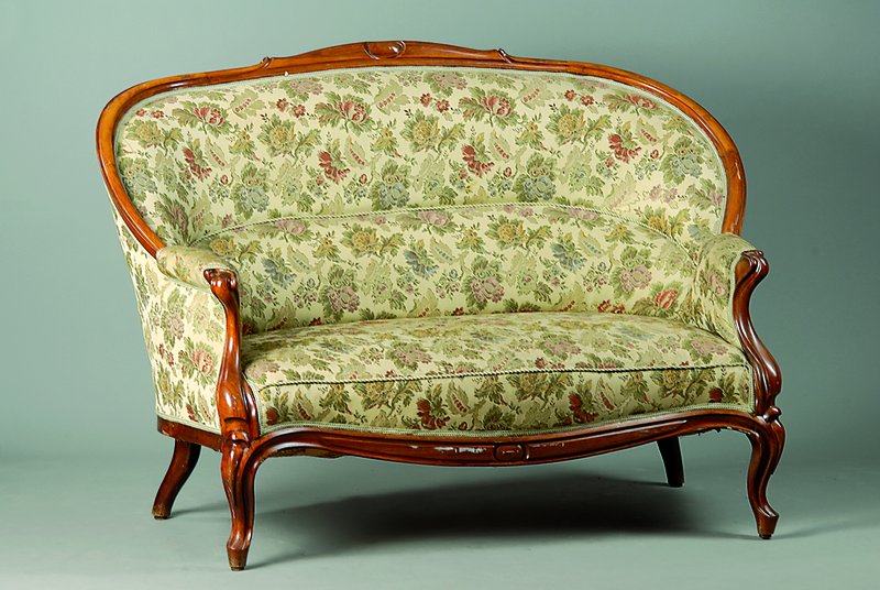 Zweisitzersofa, Louis-Philippe, um 1835-40, Korpus Nussbaum, Bezug u. Polsterung erneuert, ca. 96x140x85 cm, Sitzhöhe ca. 44 cm