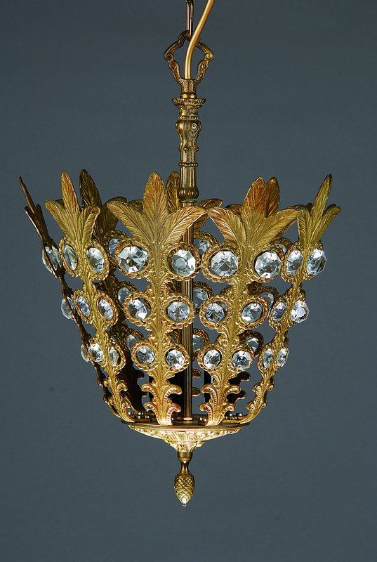 Kleine Deckenlampe, Spanien, 20er J., Messingkorpus in Blattform, um den Mittelstab 3 Brennstellen, geschliffene Kristallglas- Linsen, 3 ...