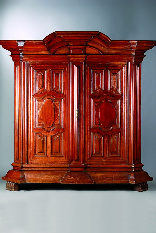 Barockschrank, deutsch, dat. 1751, Obstholz,2-türig, Seiten je 3-fach kassettiert, abgeschrägte Ecken, Front 10-fach kassettiert, Inlets in sich ...