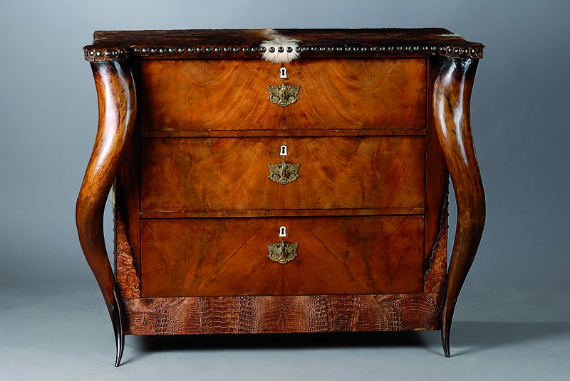 Ausgefallenes Pariser Designermöbel, Biedermeierkommode mit Rinderfell, Leder und Hörnern dekoriert, 3-schübig, reich verzierte Beschläge, grobe ...