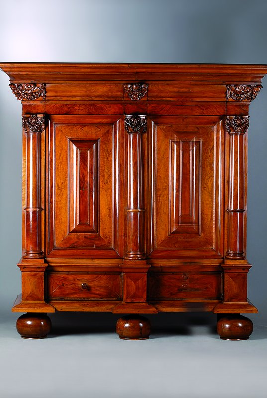 Barockschrank, norddeutsch, um 1730/40, Nussbaum furniert und massiv auf Eiche, komplett auf Rahmen gearbeitet, zerlegbar, Holz genagelt, 2-türig, 2 ...