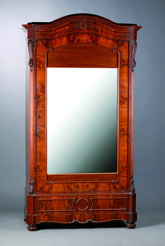 Spiegelschrank, deutsch, um 1870, Nußbaum/Mahagonifurnier, 1-türig, verspiegelt,Furniersch., Alterssch., Leistenteile fehlen, Überholung empf., ...
