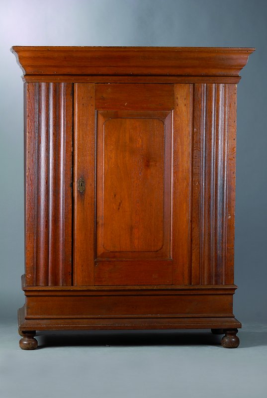 Barockschrank, Hessen, um 1750/60, Eiche massiv, 1-türig, Lisenen l. gewellt, Kopf getreppt, Fuß passig, Alterssch., ca. 189x152x68 cm