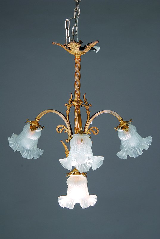 Deckenlampe, um 1880, Messing, klassiz. Form, 4 Brennstellen, ehemals eine Gaslampe, Elektrifizierung laut Einlieferer intakt, nicht geprüft, ...