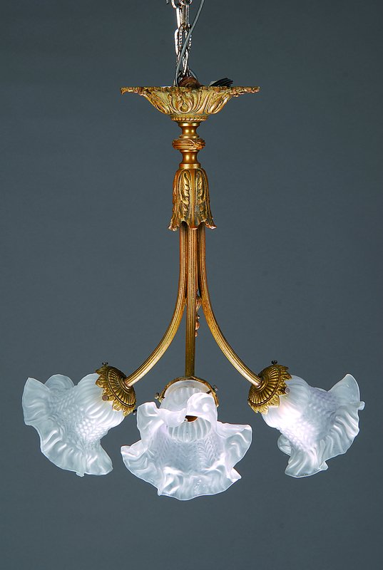 Deckenlampe, deutsch, 1880, Messing, klassiz. Formen, ehemals Gaslampe, drei Brennstellen, Schirme sekundär, Elektrifizierung laut Einlieferer ...