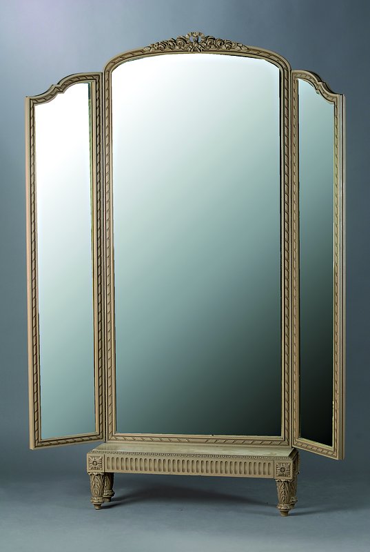 Spiegelkabinett, um 1920/30, WH/HH, grau-beige gefasst., beidseitig aufklappbar, reiche Akanthusblatt- und Blütenschnitzerei, st. Gebr.-Sp., ca. ...