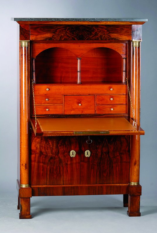 Empiresekretär, Frankreich, um 1800, dickes Nußbaumfurnier, Unterteil 2-türig, mittig mit Klappe, reiche Inneneinrichtung, Kopfschublade, orig. ...