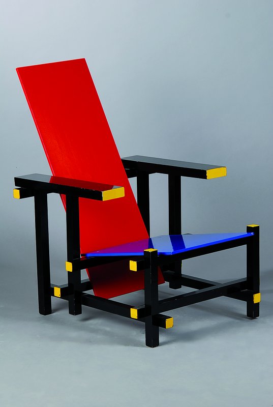 Designerstuhl, nach Entwurf von Rietveld, 80er/90er Jahre, Buchenholz bunt gefasst, Gebr. ca. 87x68x65 cm, Sh. 34 cm