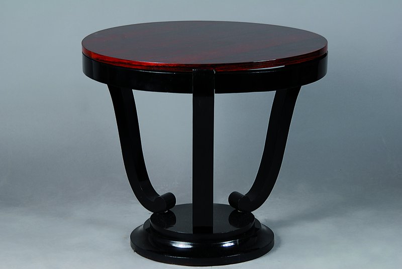 Beistelltisch, Art-Deco, um 1930, Platte Makassar, Unterteil schwarz lackiert, sparsame Volutenabschlüsse, l. Gebr.-Sp., H. ca. 58 cm, D. 65 cm