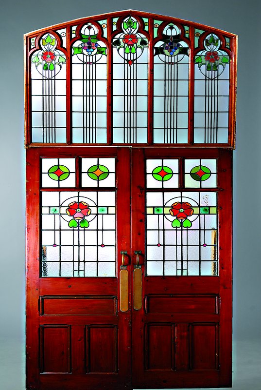 2 Türen und Fenster, um 1890/1900, Rahmen Zirbelkiefer und Obstholz, rötlich/braun gefasst, Bleiverglasung teils bunt, abstrakt floral, mit ...