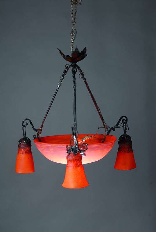 Jugendstillampe, Daum Nancy, um 1910, signiert, grosse Pate-de-verre-Schale und 3 Glockenschirme mit orange-violetten Einschmelzungen, 4 ...