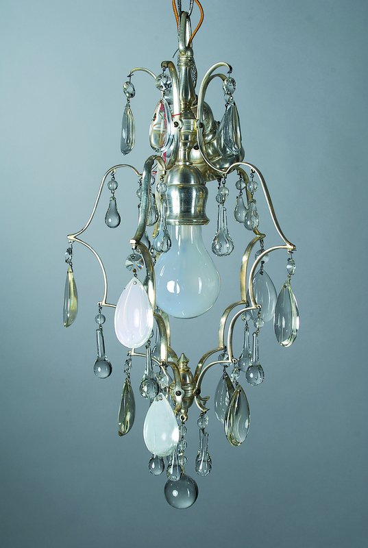 Deckenleuchter, Frankreich, um 1925, eine Brennstelle, fünf in sich gedrehte Stege mit glatten Glastropfen nebst Perlen, originaler Behang, Elektrik ...