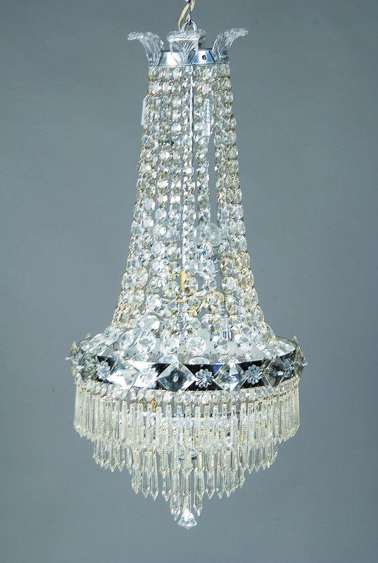Kronleuchter, wohl Berlin, um 1920-30, sog. Sacklüster, vernickeltes Metallgehege, kompl. erhaltene Prismenschnüre im Verlauf unter Mitwirkung ...