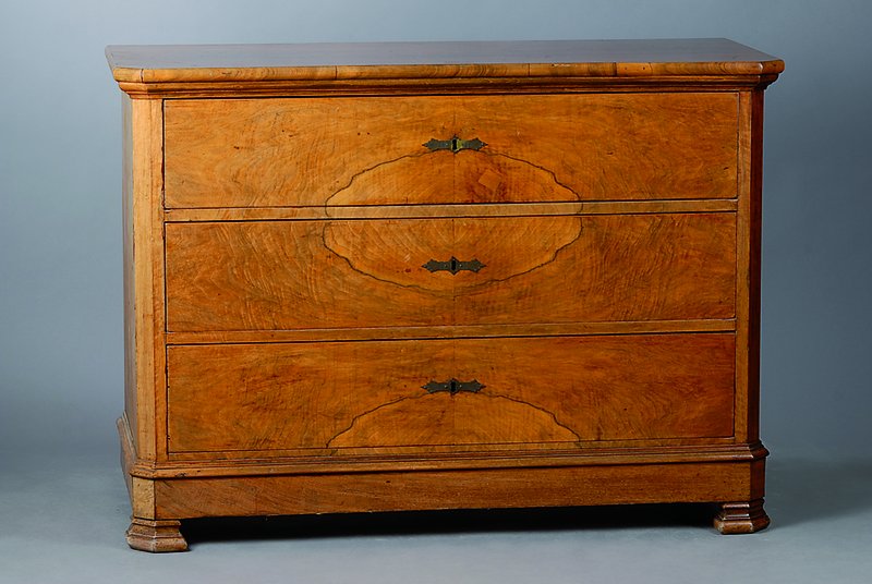Kommode, deutsch, um 1840, Nußbaumfurnier, 3-schübig, abgeflachte Ecken, Furnier gespiegelt verlegt, l. schwundrissig, Alterssch., ca. 89x123x55 cm