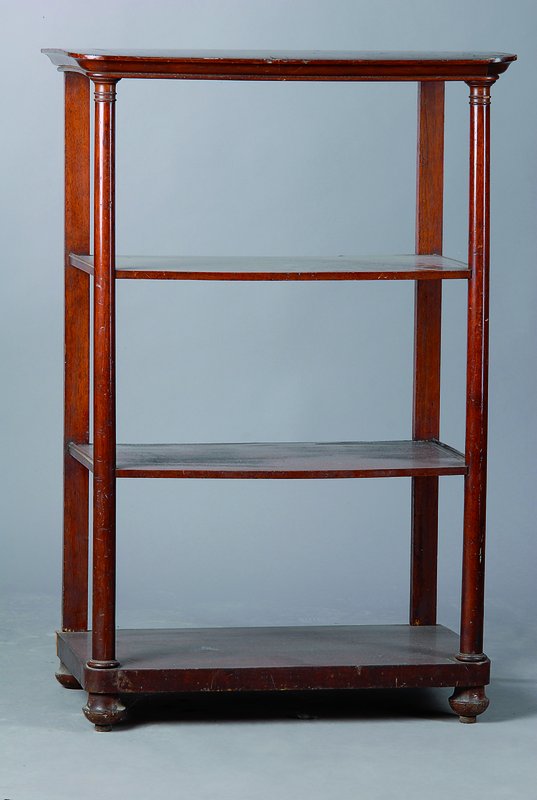 Regal, deutsch, um 1810/20, Mahagoni, 4 Etagen, abgerundete Ecken, Alterssch., 1 Zierleiste fehlt, ca. 102x67x41 cm