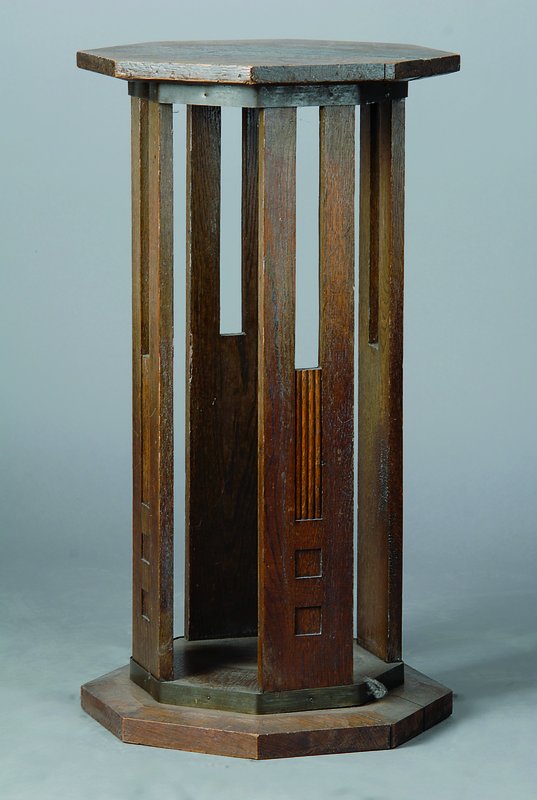 Blumenständer, deutsch, um 1904/05, Eiche, 8-eckig, große Nähe zu Darmstadt, Kanten m. Messingabschlüssen, Alterssch., ca. 70x37x37 cm