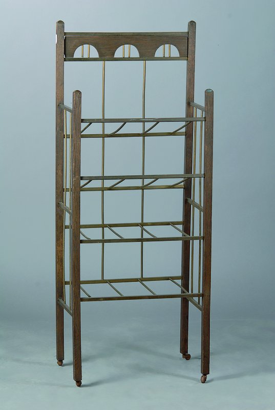 Zeitungsständer, Wien, um 1904/05, Eiche gekalkt, Messingstäbe, auf Rollen, Alterssch., ca. 114x46x29 cm