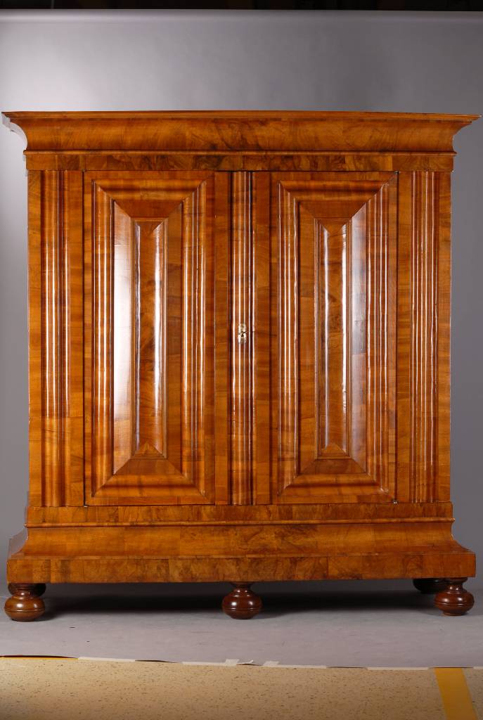 Frankfurter Schrank, um 1750/60, Nußbaum quer furniert, schönes Furnierbild, 2-türig, weit ausladendes Gesims tief gekehlt, passender Sockel, ...