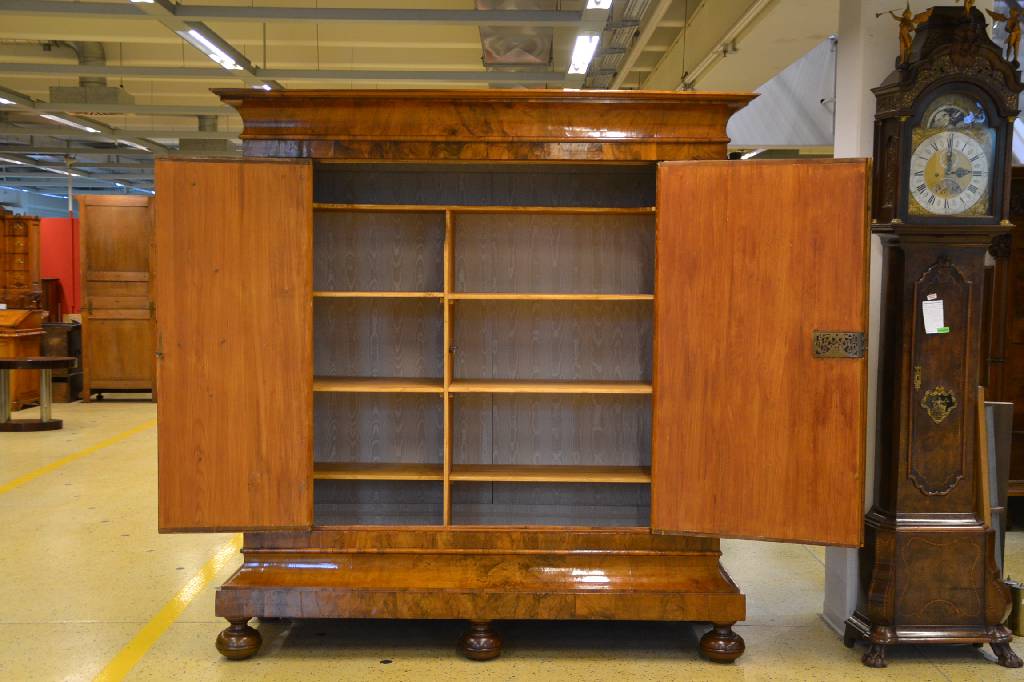 Detail a: Frankfurter Schrank, um 1750/60, Nußbaum quer furniert, schönes Furnierbild, 2-türig, weit ausladendes Gesims tief gekehlt, passender Sockel, ...