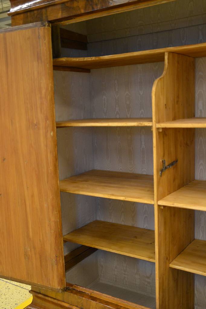 Detail b: Frankfurter Schrank, um 1750/60, Nußbaum quer furniert, schönes Furnierbild, 2-türig, weit ausladendes Gesims tief gekehlt, passender Sockel, ...
