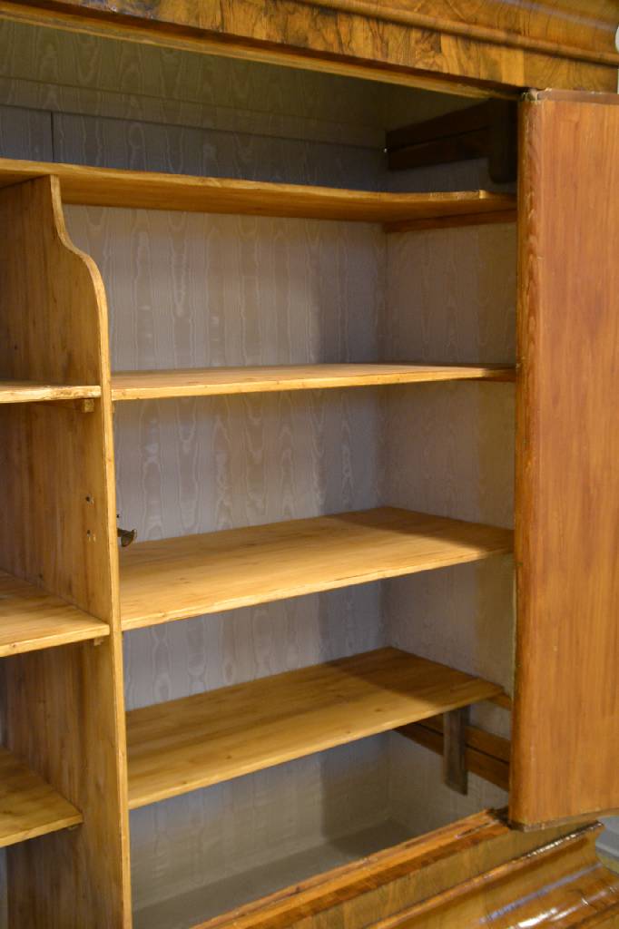 Detail c: Frankfurter Schrank, um 1750/60, Nußbaum quer furniert, schönes Furnierbild, 2-türig, weit ausladendes Gesims tief gekehlt, passender Sockel, ...