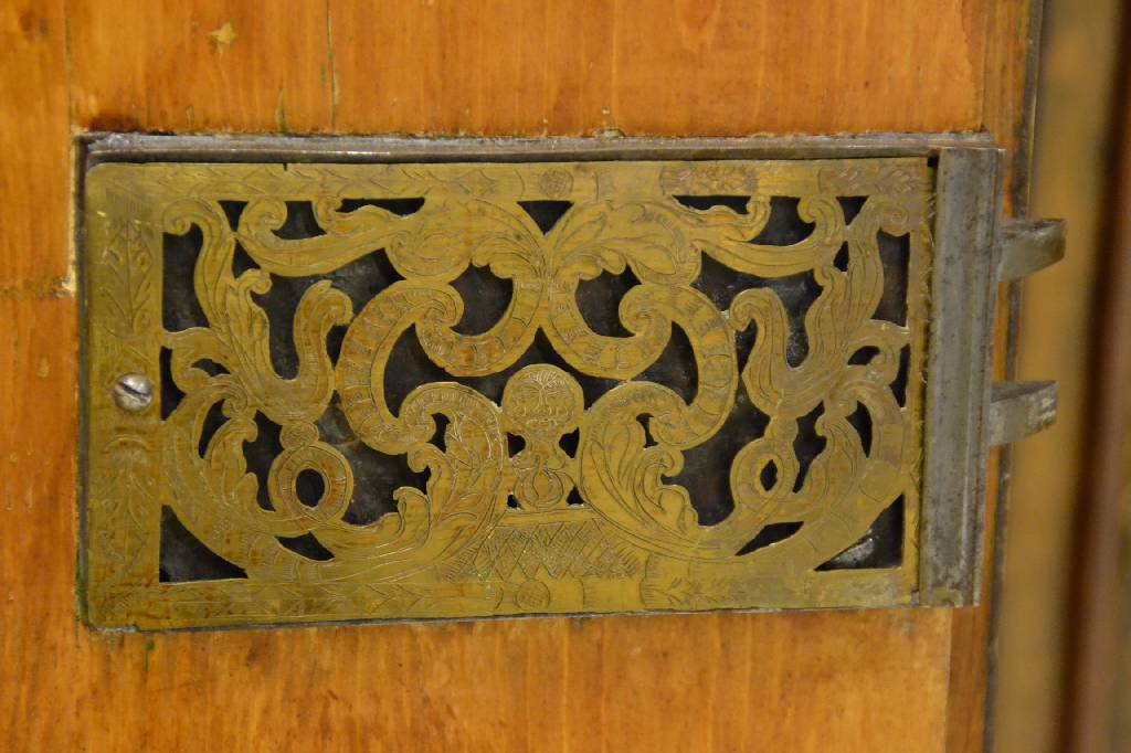 Detail d: Frankfurter Schrank, um 1750/60, Nußbaum quer furniert, schönes Furnierbild, 2-türig, weit ausladendes Gesims tief gekehlt, passender Sockel, ...