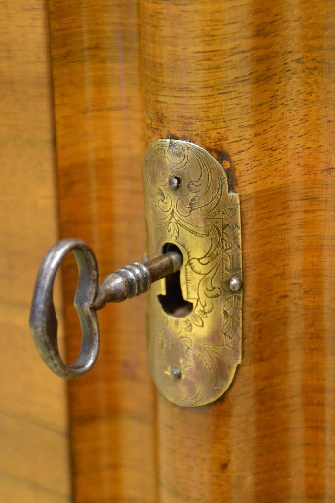 Detail e: Frankfurter Schrank, um 1750/60, Nußbaum quer furniert, schönes Furnierbild, 2-türig, weit ausladendes Gesims tief gekehlt, passender Sockel, ...
