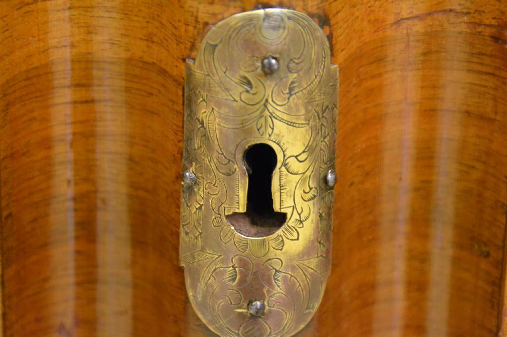 Detail f: Frankfurter Schrank, um 1750/60, Nußbaum quer furniert, schönes Furnierbild, 2-türig, weit ausladendes Gesims tief gekehlt, passender Sockel, ...