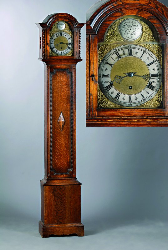 Kleine Standuhr, sog. Grandmothers Clock, Uhrenmanufaktur Lenzkirch, mit Westminsterschlag, um 1930, verziertes Eichengehäuse, Messingzifferblatt ...