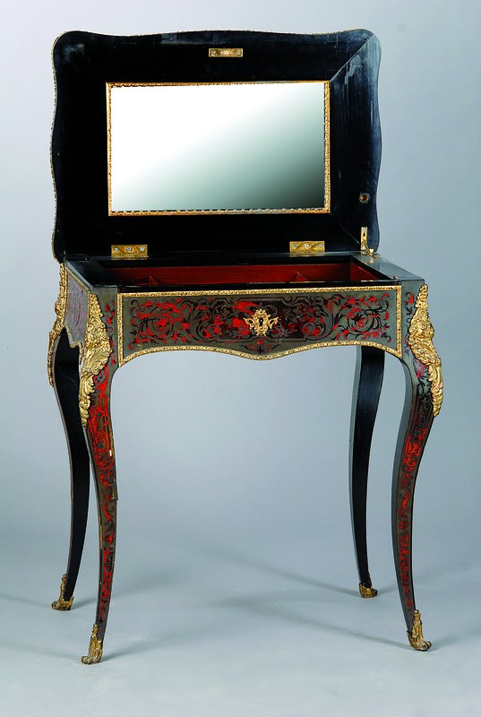 Schminktisch, Frankreich, um 1870, Holz in Boulletechnik, z. T. Metallintarsien, rot-braun marmoriert, hohe feine Verarbeitung mit Edelhölzern ...