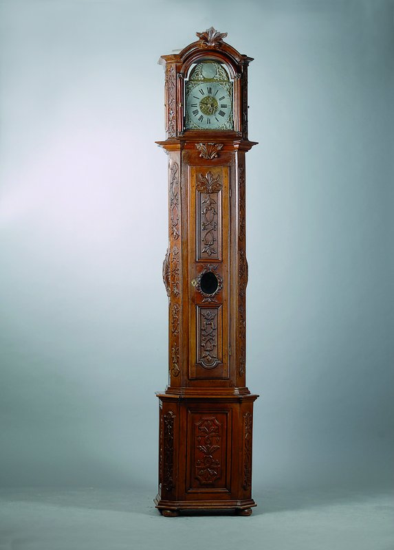 Standuhr, Aachen/Lütticher Raum, dat. 1784, reich verziertes geschnitztes Holzgehäuse, a trois corps, hervorstehende abgeschrägte Ecken, ...