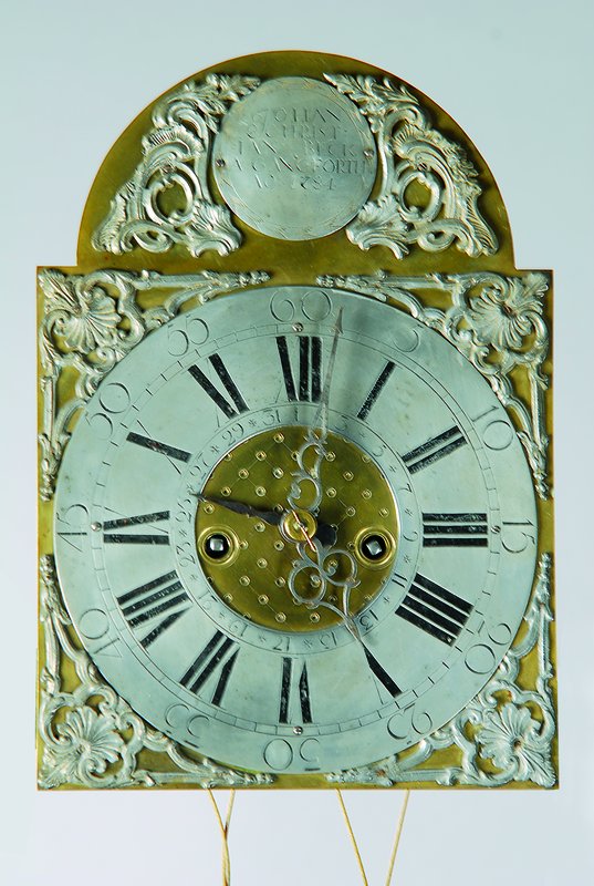 Detail a: Standuhr, Aachen/Lütticher Raum, dat. 1784, reich verziertes geschnitztes Holzgehäuse, a trois corps, hervorstehende abgeschrägte Ecken, ...