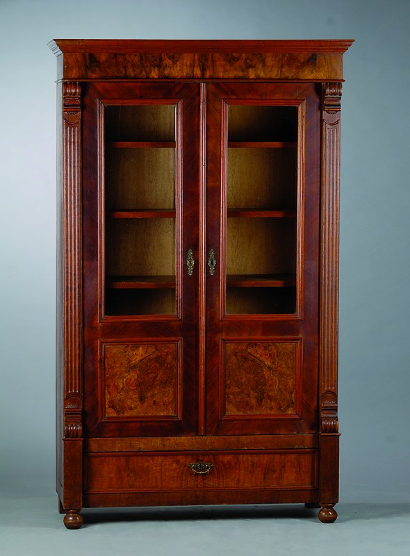 Vitrine, Gründerzeit, um 1880/90, Nußbaum/Wurzelnuß, teils auf Mahagoni gebeizt, 2-türig, teilverglast, 4 orig. Einlegeböden, sparsame ...