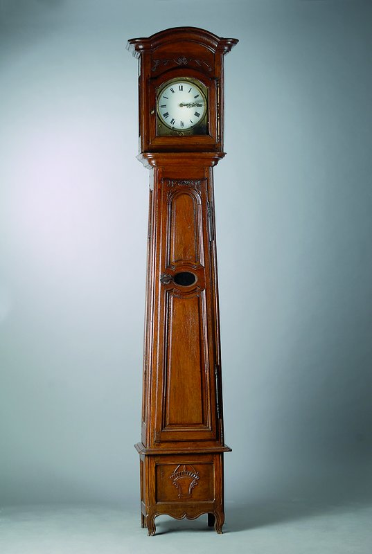 Standuhr mit Comtoiser Uhrwerk, Frankreich um 1800, Eiche geschnitzt, a trois corps, Comtoiser Uhrwerk um 1830, sog. Monatsläufer , Palmette mit ...