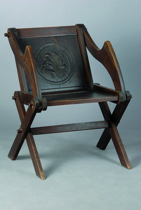 Stuhl, norddeutsch, um 1900, Eiche massiv, Rücken m. Schnitzerei in Form eines Mannes, Verleimung empf., st. Gebr.-Sp., ca. 80x68x60 cm, Sh. 47 cm