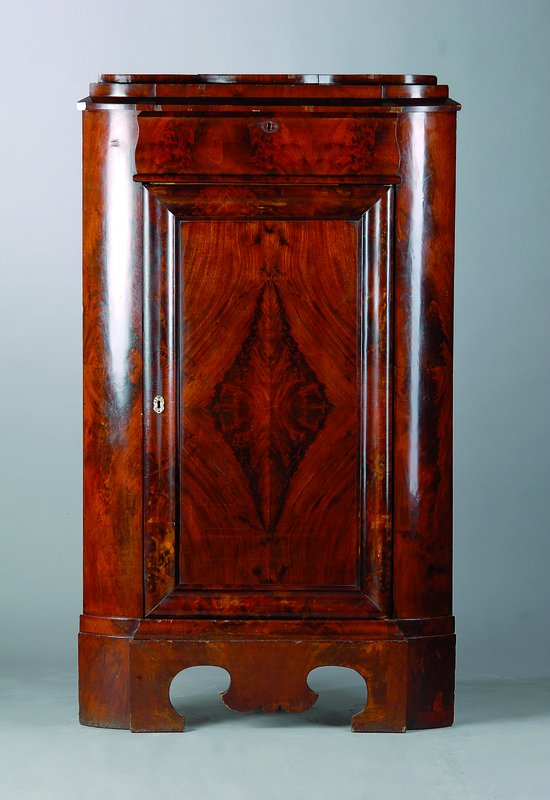 Eckschrank, norddeutsch, um 1825, Pyramidenmahagonifurnier, 1-türig, Überholung empf., schwundrissig, Furniersch., ca. 150x90x52 cm