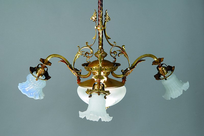 Deckenlampe, deutsch, um 1900, ehemals Gaslampe, 4 Brennstellen, orig. 1880 und um 1900 umgeändert, Lampenschirme sekundär, H. ca. 90 cm, ...