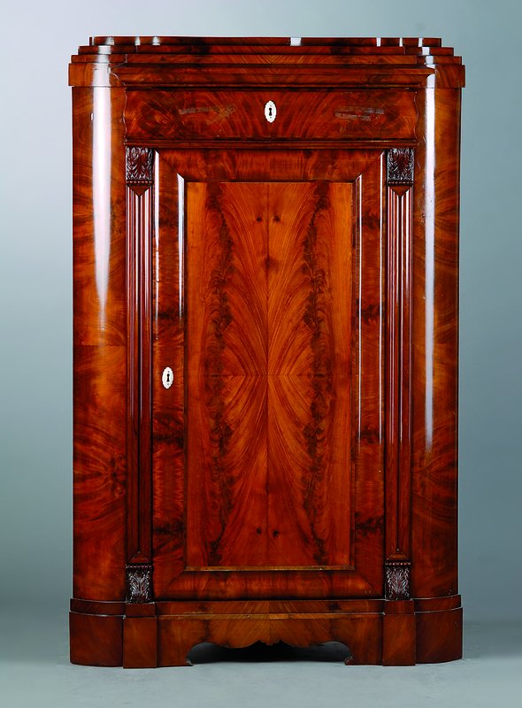 Eckschrank, um 1860, Raum Dresden, Mahagonifurnier, 4-fach gesp. verlegt, sehr schönes Furnierbild, Beinbeschl., 1-türig, abgerundete Ecken, ...