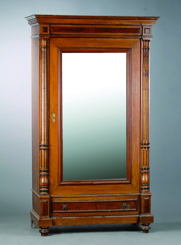 Eintüriger Schrank, deutsch, um 1880-90, Gründerzeit, Nußbaum, Tür verspiegelt, Fußschublade, Lisenen m. Halbsäulen, diese gerieft, Kopf ...
