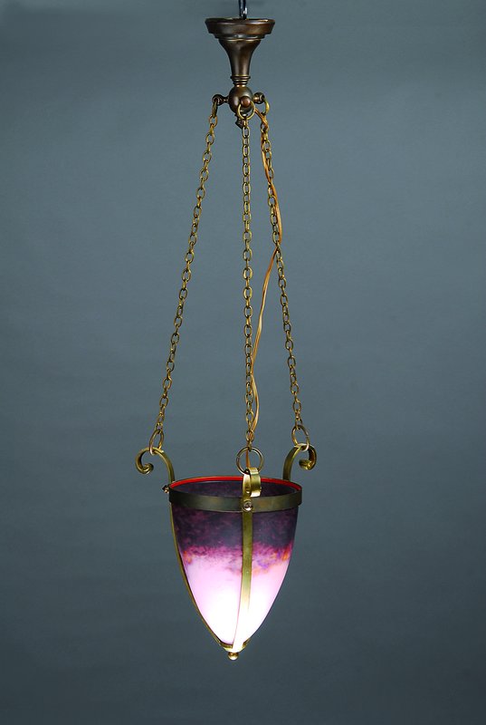 Deckenlampe, Frankreich, um 1910-20, Schirm Schichtglas mit altrosa und violetten Einpuderungen, eine Brennstelle, Elektr. nicht geprüft, ...