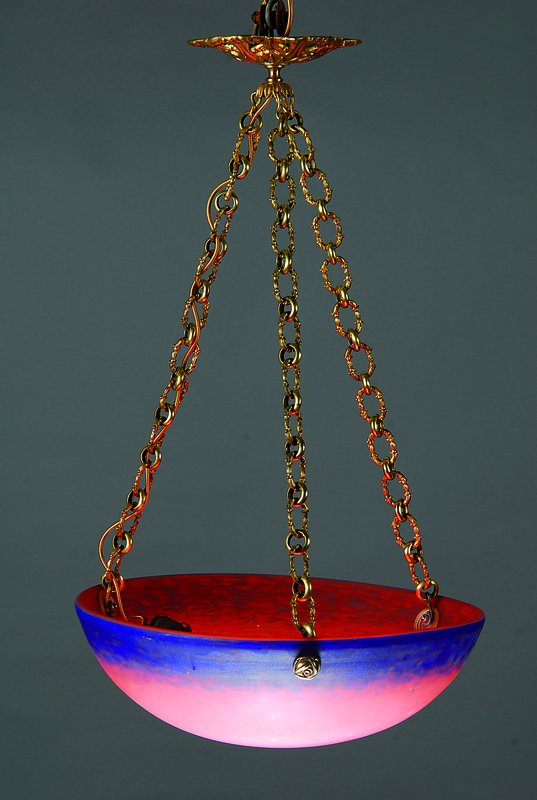 Deckenlampe, Delatte Nancy, um 1920, Schichtglasschale mit roten und blauen Einpuderungen, Metallmontur gereinigt, eine Brennstelle, Elektr. nicht ...