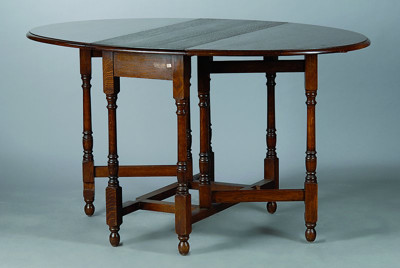 Klapptisch, England, um 1880, Eiche, beidseitig abklappbar, Beine reich gedrechselt, l. Gebr.-Sp., ca. 76x91x43(143) cm
